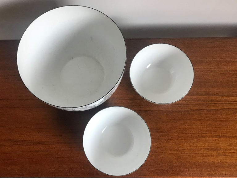 Bowls set designed by Kaj Franck for Arabia and made by Finel of Finland, metal painted, circa 1950s
Signed under the base.
Available 3 large: Diameter 21 cm, height 14 cm
Available 4 small: Diameter 13.5 cm, height 6 cm

Please note that the