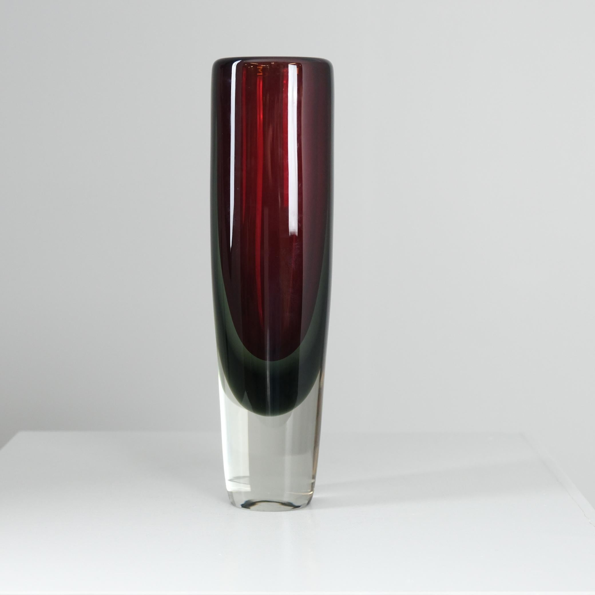 Kaj Franck Kunstglasobjekt KF 239 in Rot & Graugrün, Nuutajärvi 1962 (Finnisch) im Angebot