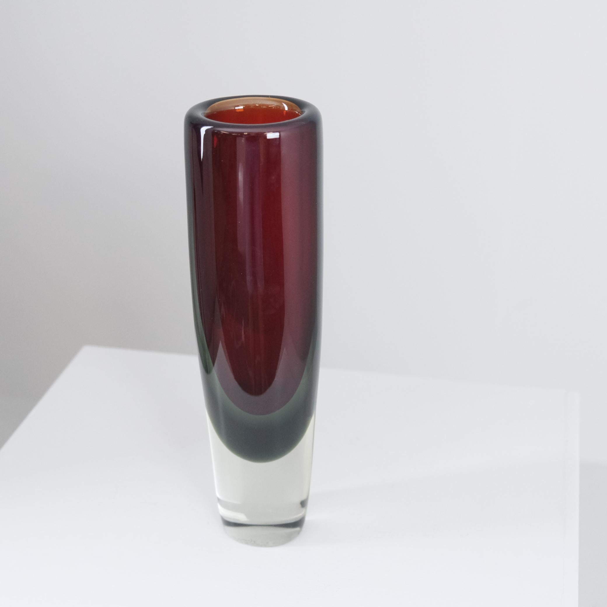 Kaj Franck Kunstglasobjekt KF 239 in Rot & Graugrün, Nuutajärvi 1962 im Zustand „Gut“ im Angebot in Helsinki, FI