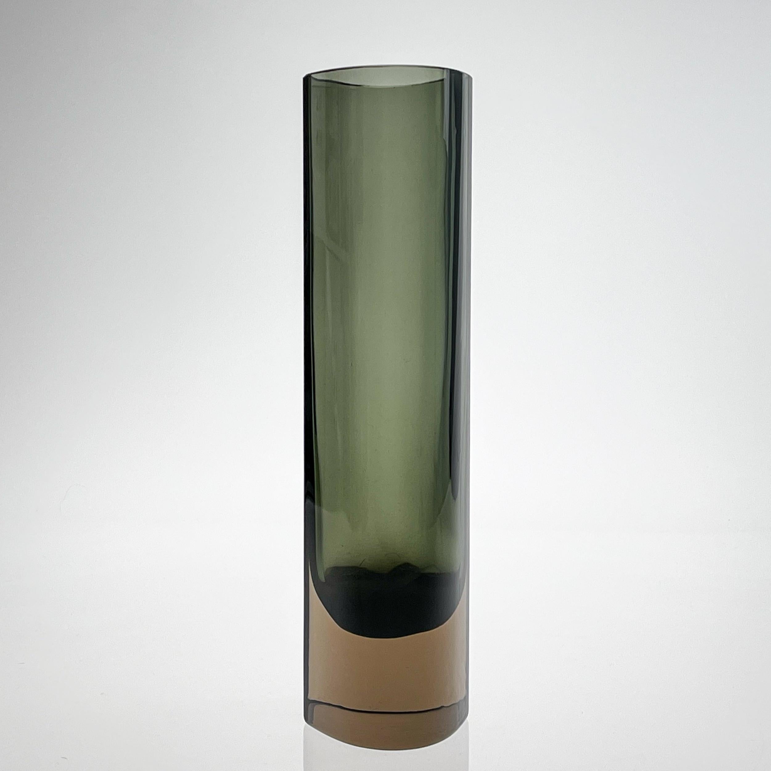 Milieu du XXe siècle The Modern Scandinavian Kaj Franck Art-Glass Vase Handblown Green Brown circa 1967 en vente