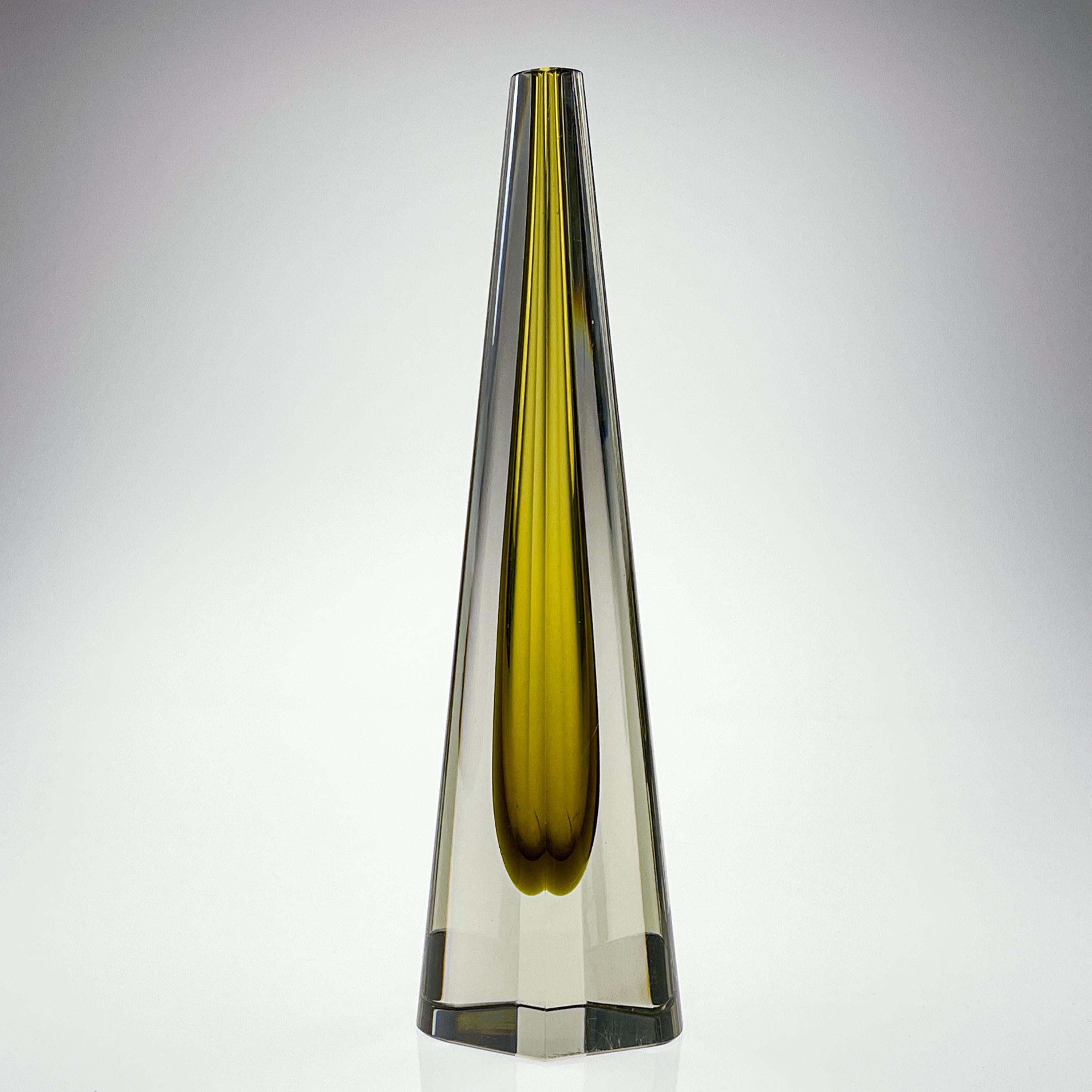 Scandinave moderne Mid Century Kaj Franck Clear Glass Artobject Obelisk Yellow Handblown Sculpture en vente