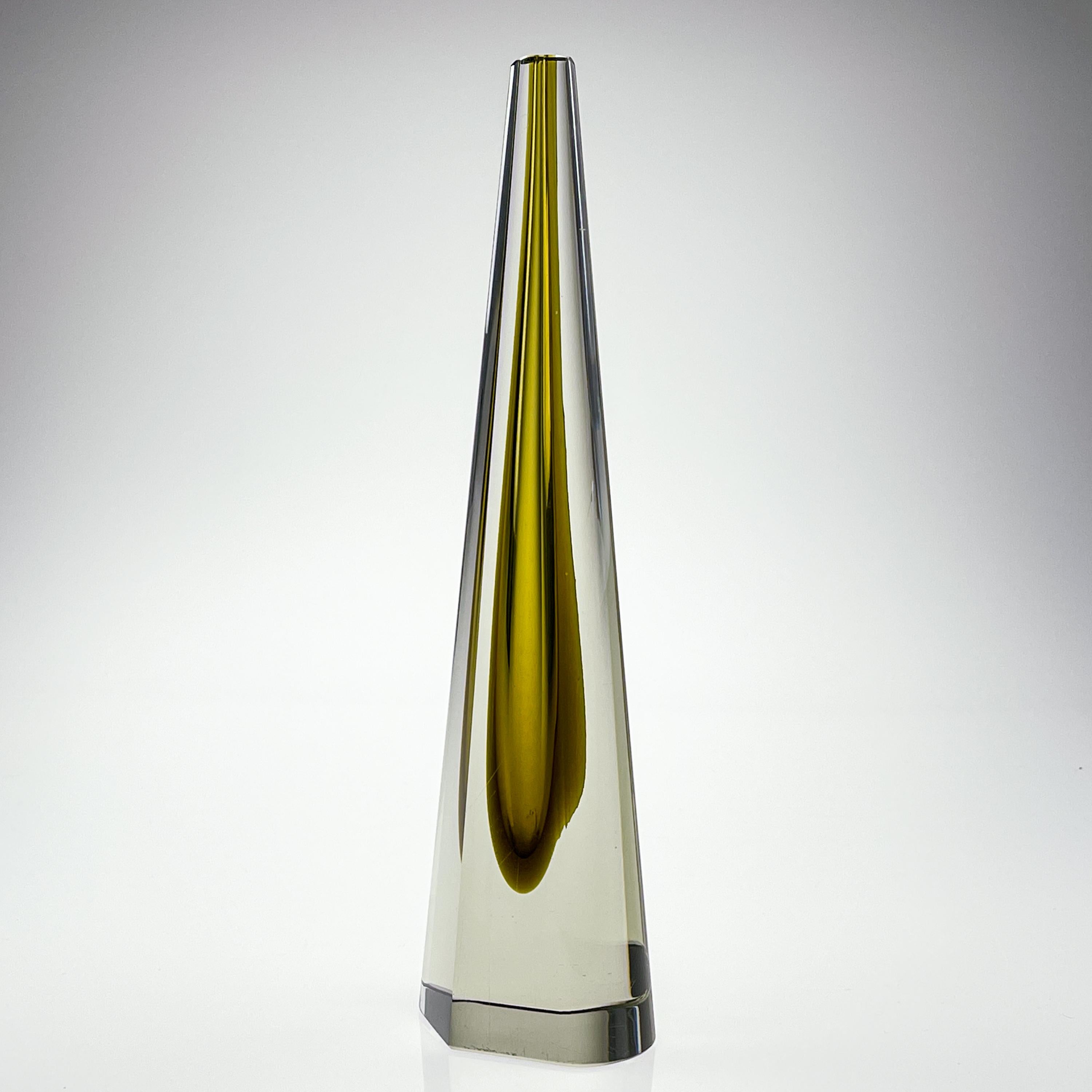 Finlandais Mid Century Kaj Franck Clear Glass Artobject Obelisk Yellow Handblown Sculpture en vente