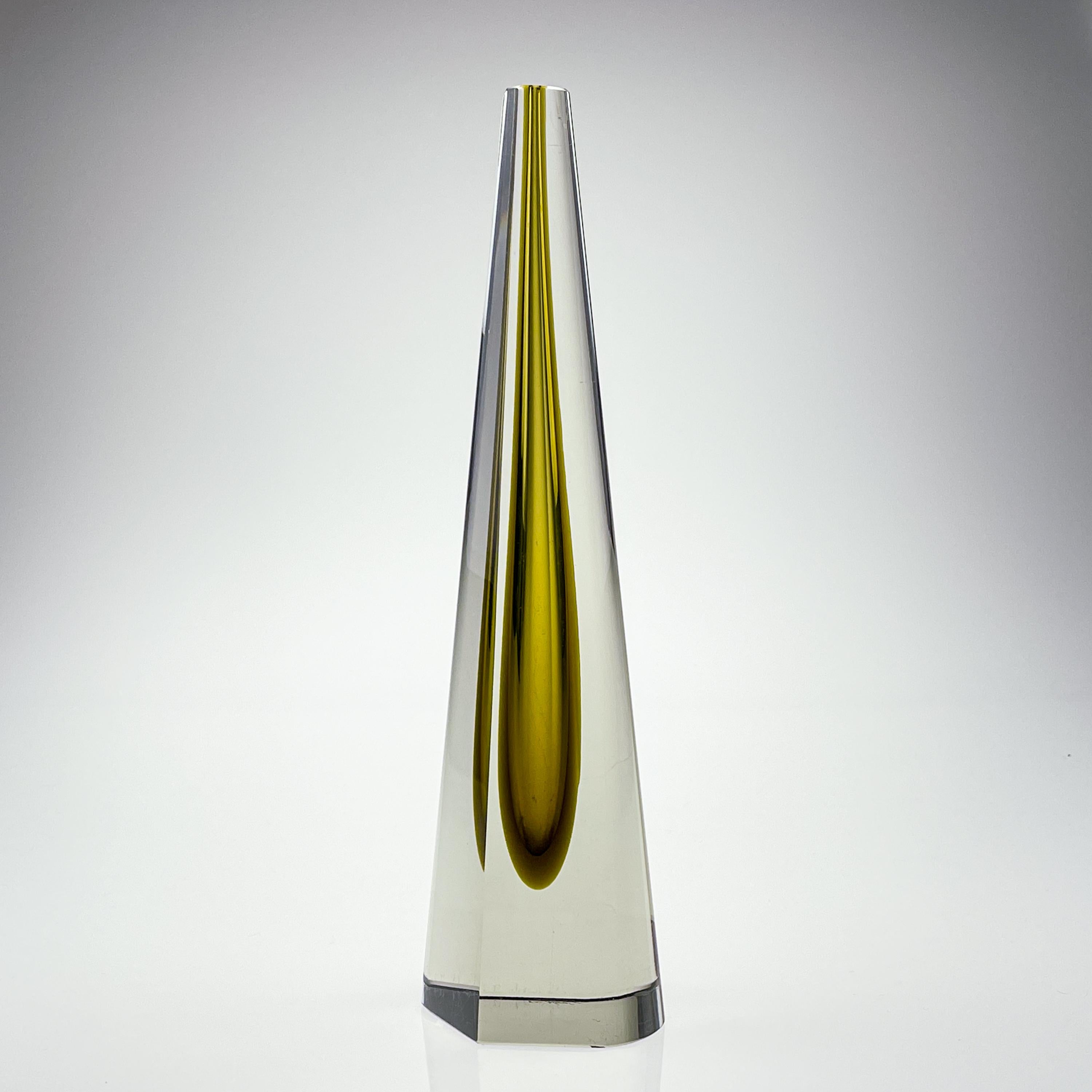 Milieu du XXe siècle Mid Century Kaj Franck Clear Glass Artobject Obelisk Yellow Handblown Sculpture en vente