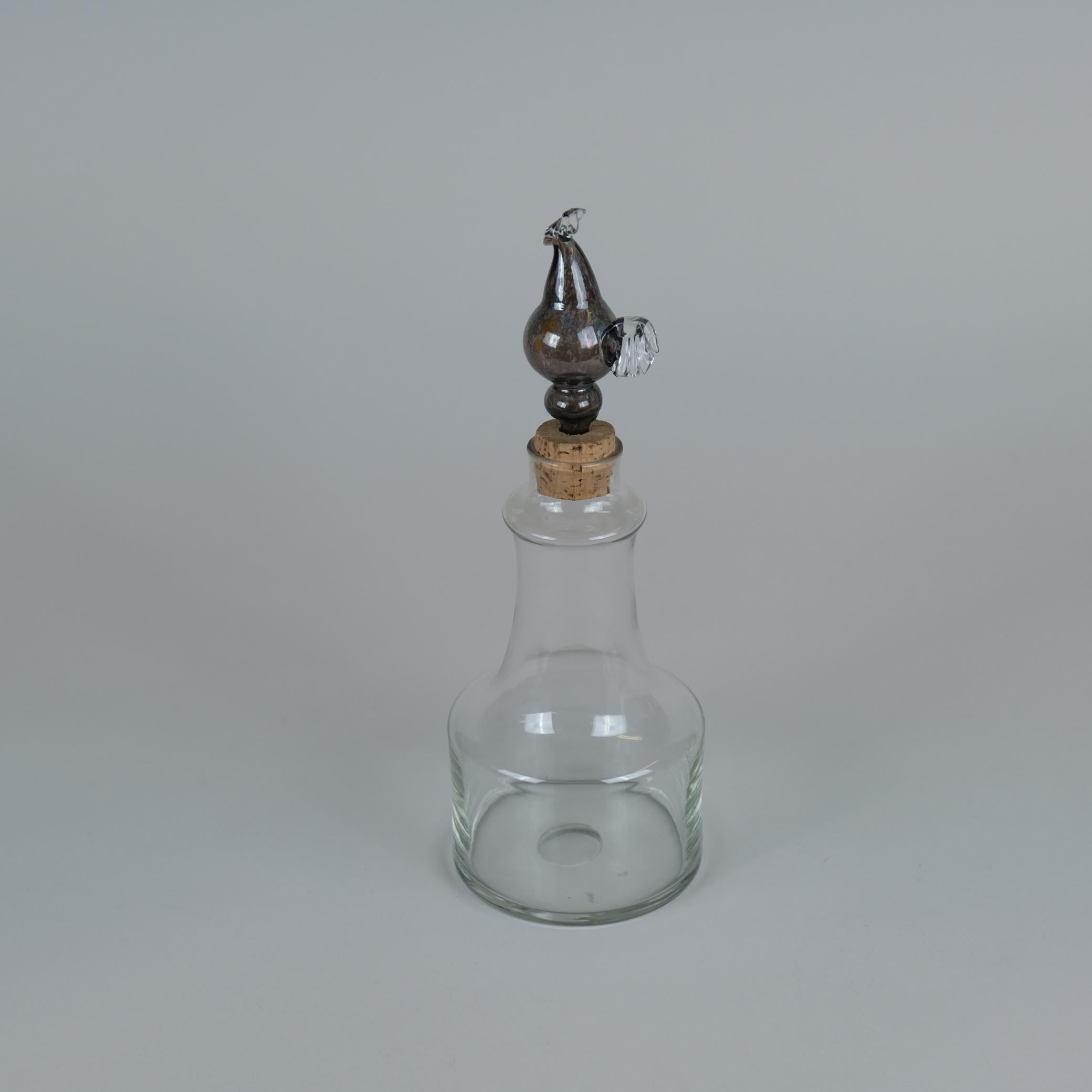 Un bellissimo decanter in vetro soffiato a stampo del famoso designer Kaj Franck. Questo oggetto ha un caratteristico tappo a forma di rubinetto sulla parte superiore, ma può essere utilizzato con o senza. Questa particolare serie di decanter di Kaj
