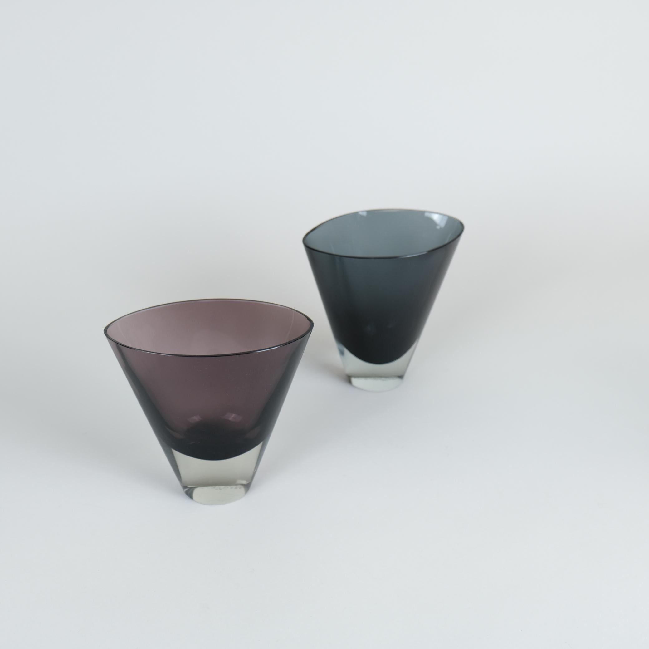 Vase en verre conique à bord ovale et base modèle KF 234, conçu par Kaj Franck et fabriqué entre 1955 et 1964. Les couleurs de ces deux vases sont du verre clair avec du bleu et du violet installés. Les deux vases sont en bon état, avec quelques