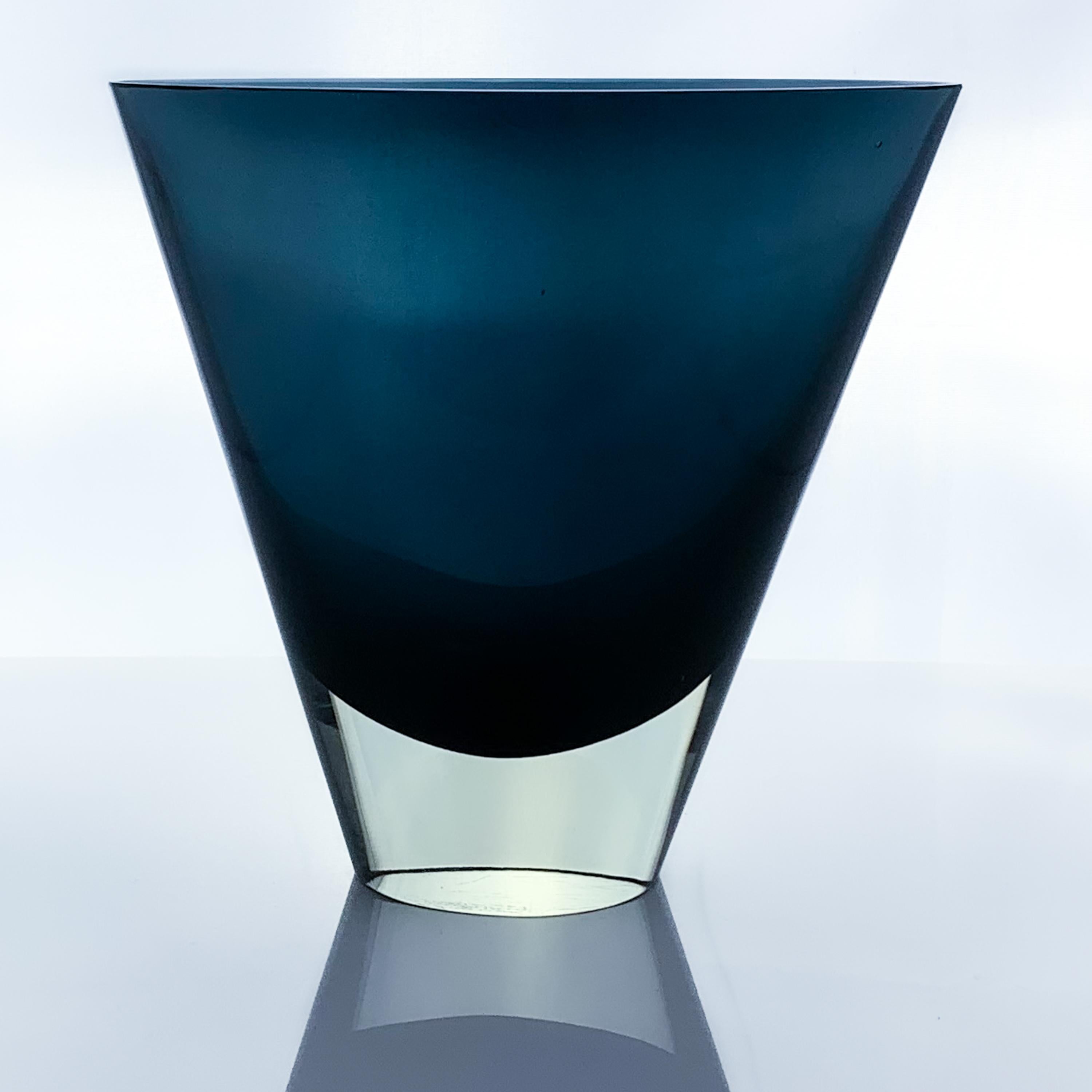 Kaj Franck – Cased blue glass art-object, model KF 234 – Nuutajärvi-Notsjö, 1961.

Artist
Kaj Franck (Vyborg, Finland 1911 – Santorini, Greece 1989) was an influential Finish designer and leading figure in Finish art-world between