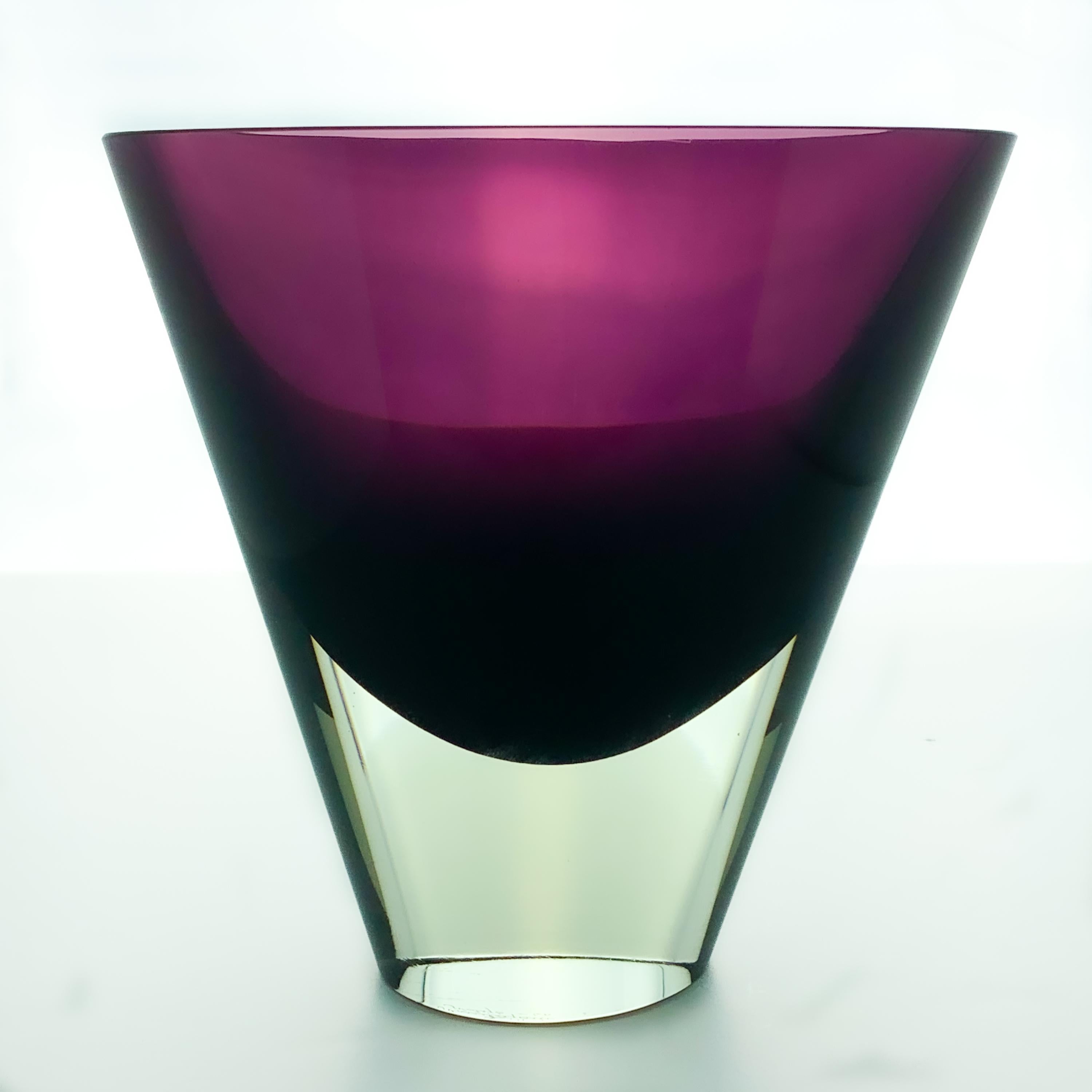 Kaj Franck – Clear and purple glass Art object / Vase – Nuutajärvi-Notsjö glassworks, 1960

Artist
Kaj Franck (Vyborg, Finland 1911 – Santorini, Greece 1989) was an influential Finish designer and leading figure in Finish art-world between