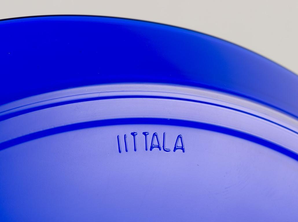 Kaj Franck for Iittala, Finland. Set of eight ‘Kartio’ plates in blue art glass. In Excellent Condition In København, Copenhagen