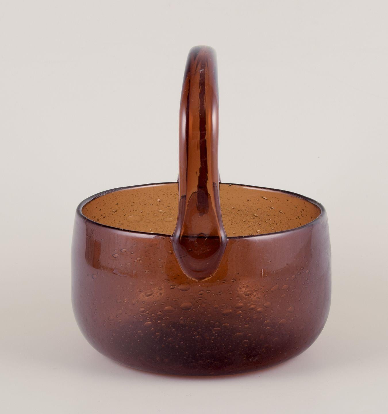 Scandinavian Modern Kaj Franck for Nuutajärvi Notsjö, Arabia. ‘Sargasso’ art glass bowl with handle. For Sale
