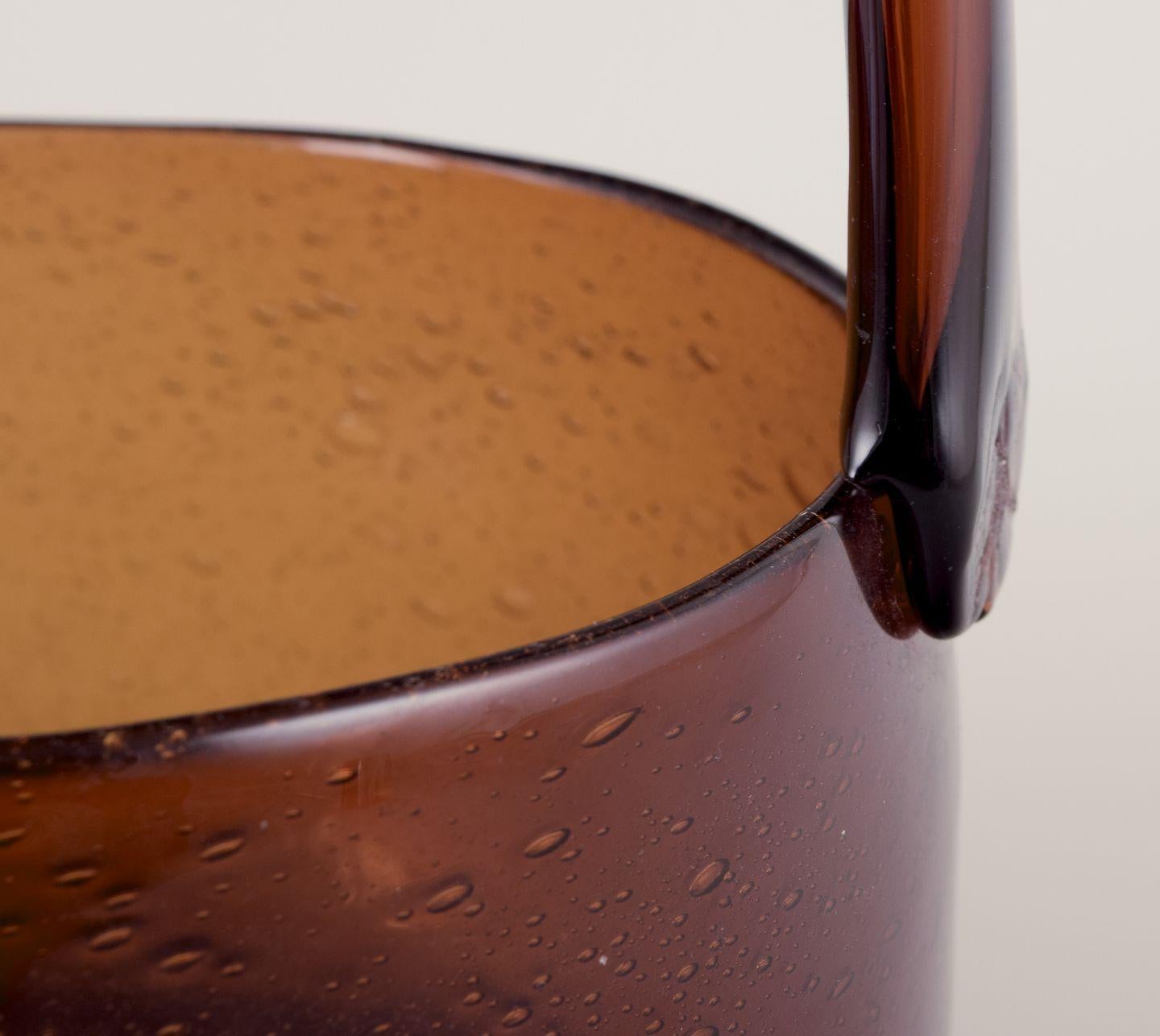 Finnish Kaj Franck for Nuutajärvi Notsjö, Arabia. ��‘Sargasso’ art glass bowl with handle. For Sale
