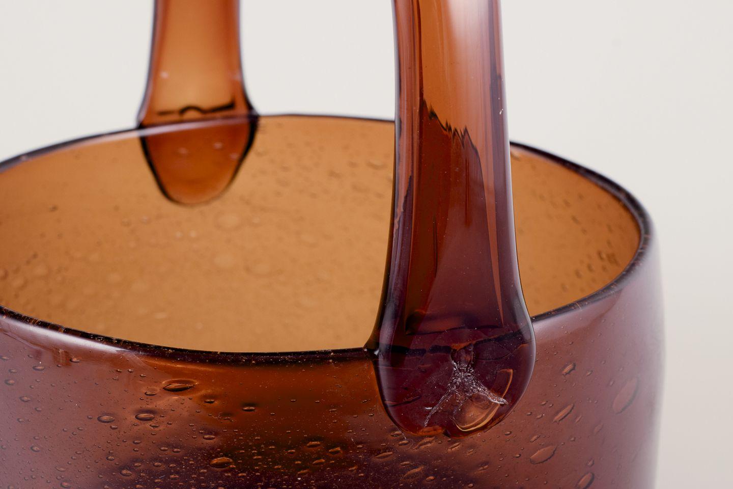 Kaj Franck for Nuutajärvi Notsjö, Arabia. ‘Sargasso’ art glass bowl with handle. In Excellent Condition For Sale In København, Copenhagen