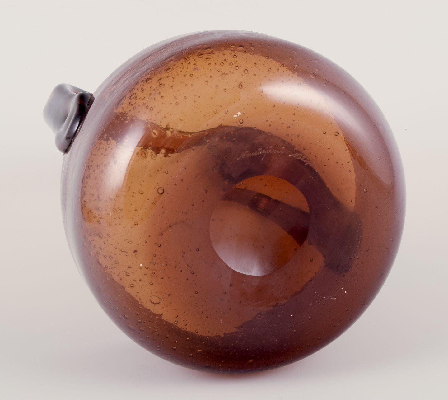 Kaj Franck for Nuutajärvi Notsjö, Arabia. ‘Sargasso’ art glass bowl with handle. For Sale 1