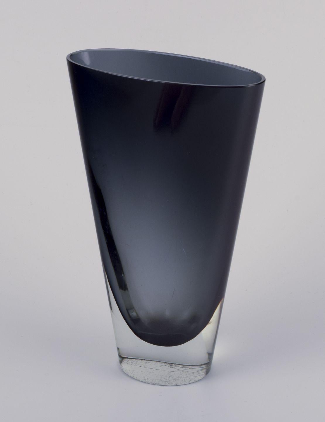 Scandinave moderne Kaj Franck pour Nuutajärvi Notsjö, Finlande. Vase unique en verre d'art bleu-gris. en vente