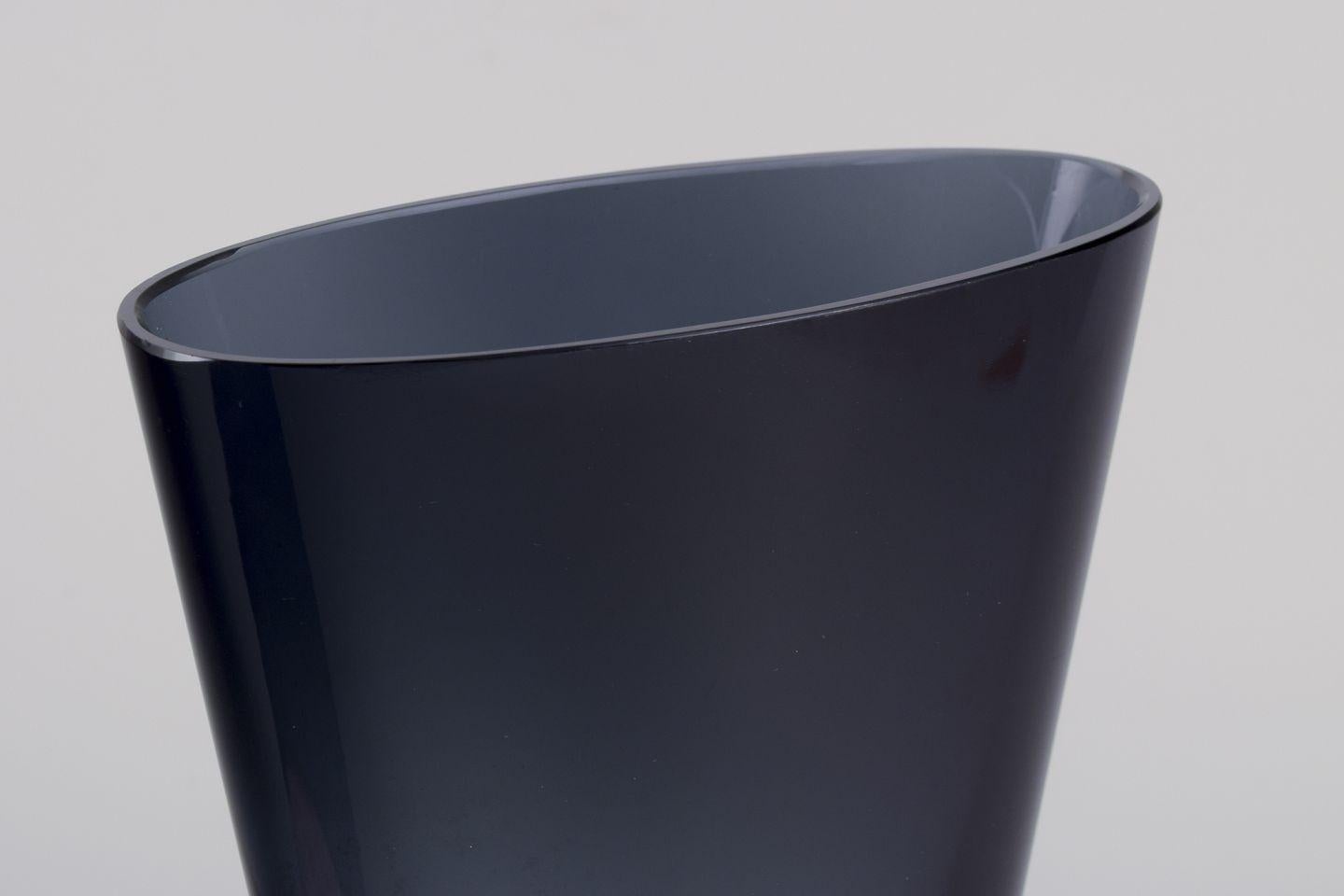 Finlandais Kaj Franck pour Nuutajärvi Notsjö, Finlande. Vase unique en verre d'art bleu-gris. en vente