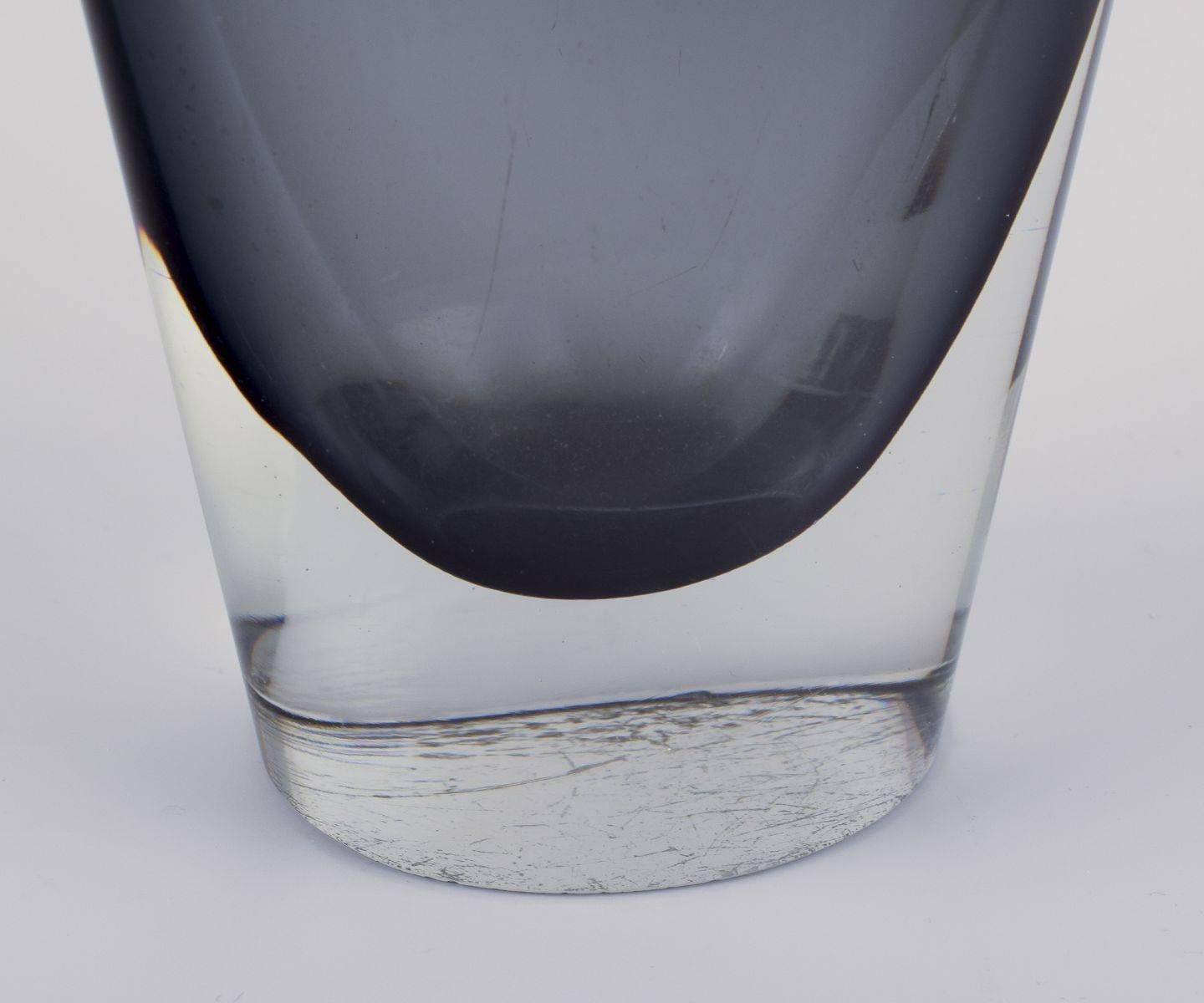 Kaj Franck pour Nuutajärvi Notsjö, Finlande. Vase unique en verre d'art bleu-gris. Bon état - En vente à København, Copenhagen