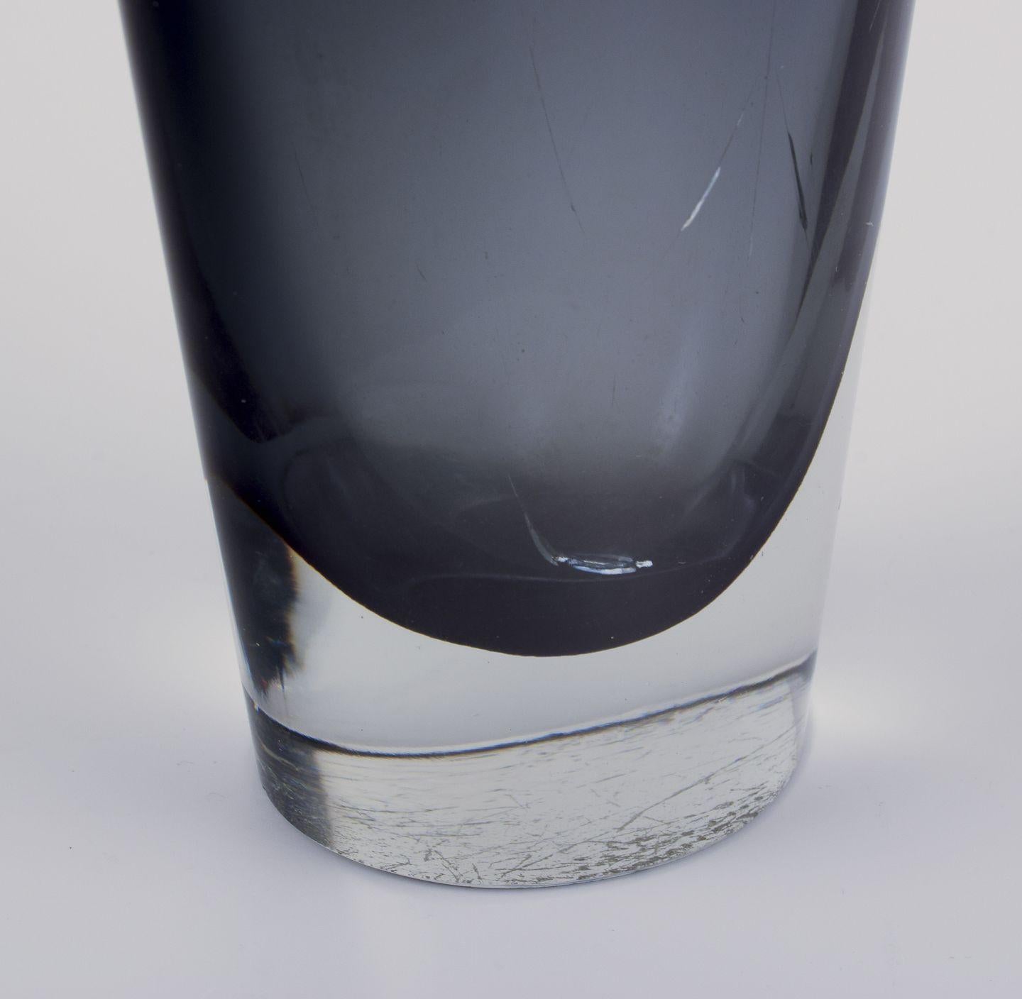 Milieu du XXe siècle Kaj Franck pour Nuutajärvi Notsjö, Finlande. Vase unique en verre d'art bleu-gris. en vente