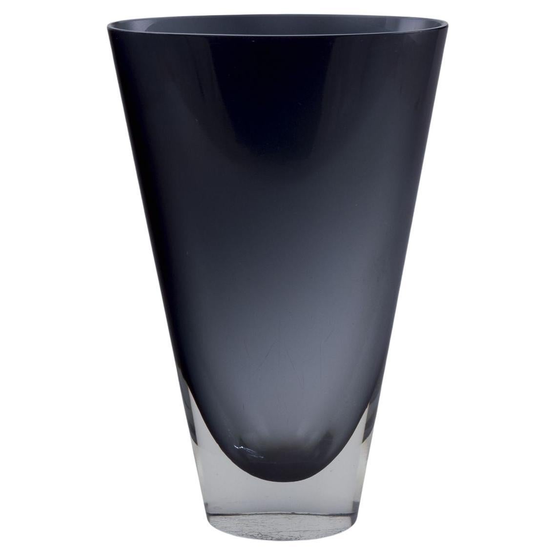Kaj Franck pour Nuutajärvi Notsjö, Finlande. Vase unique en verre d'art bleu-gris. en vente