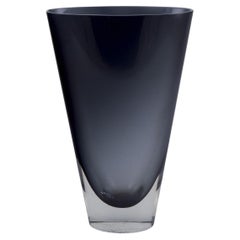 Kaj Franck pour Nuutajärvi Notsjö, Finlande. Vase unique en verre d'art bleu-gris.
