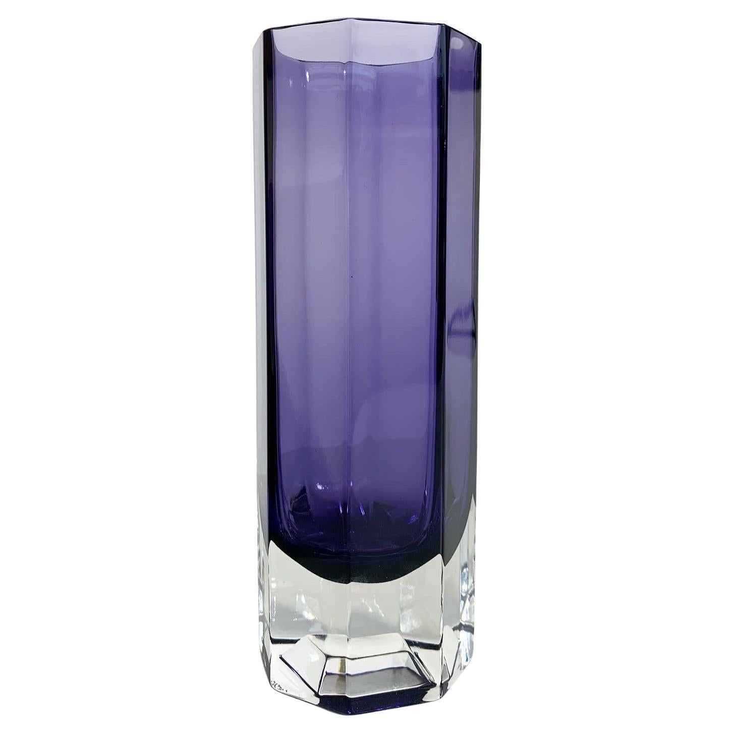 Vaso in vetro di forma ottagonale disegnato da Kaj Franck, modello KF298 per Nuutajärvi Notsjö, Finlandia, 1964.

Realizzato in vetro incamiciato color porpora, firmato a mano sul fondo.

Altezza: 19.5 cm
Diametro: 7 cm