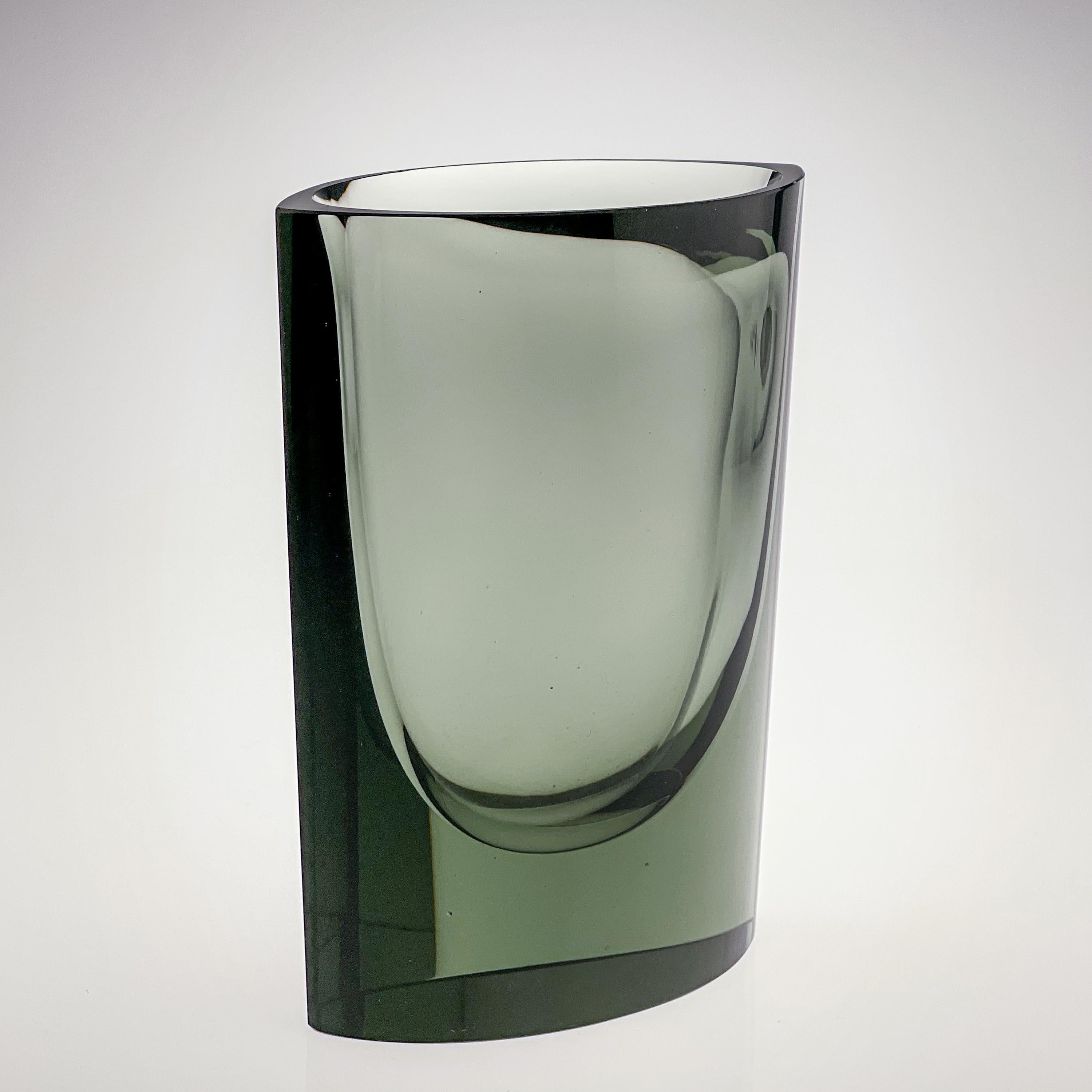 Kaj Franck, Green Glass Art-Object, Model N 407, Nuutajärvi-Notsjö, Finland 1967 3