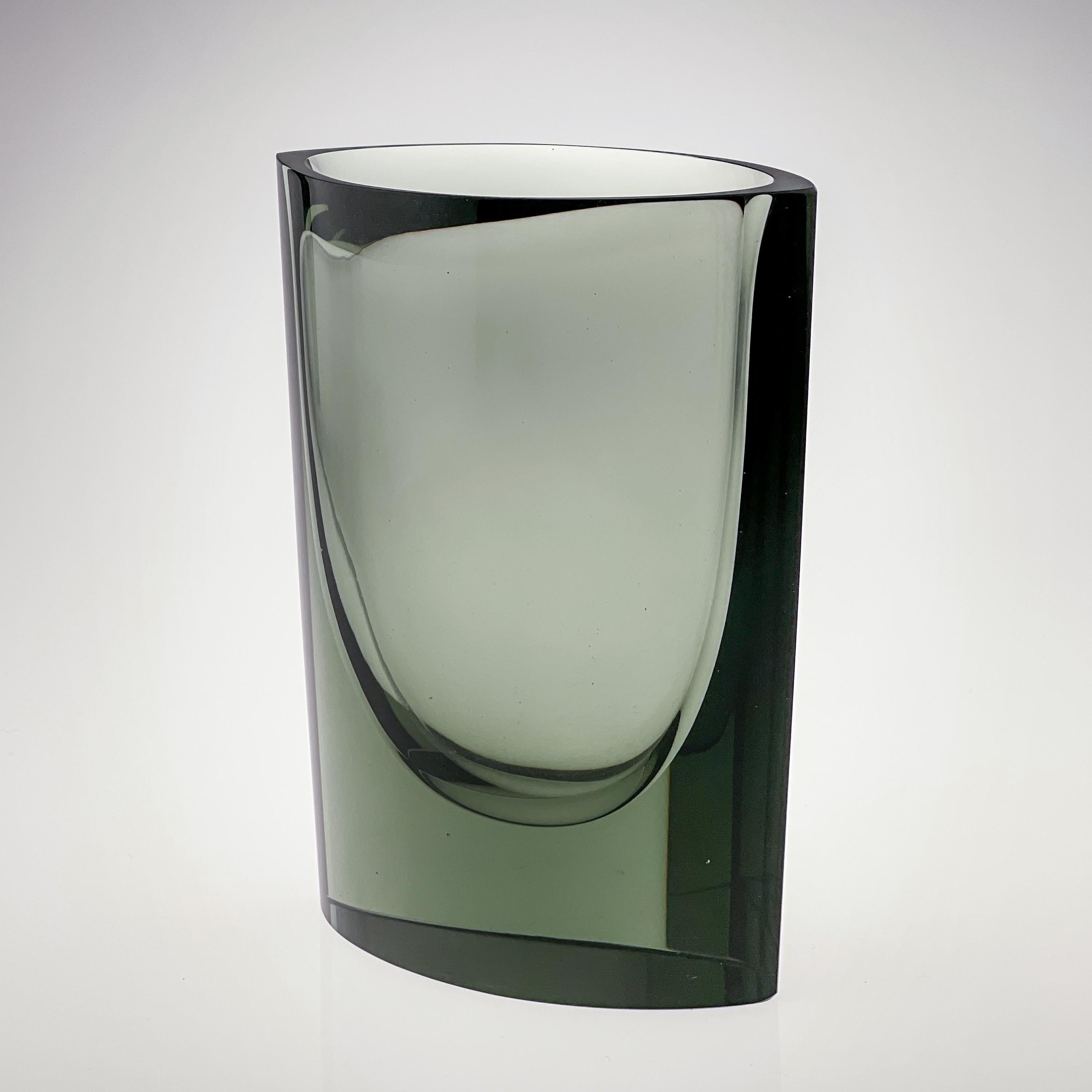 Kaj Franck, Grünes Glas-Kunstobjekt, Modell N 407, Nuutajrvi-Notsj, Finnland 1967 (Geschliffenes Glas)