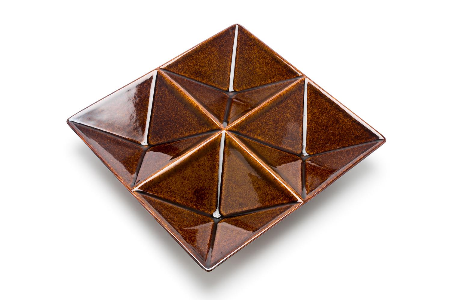 KF1 was designed in 1957 and manufactured from 1958 to 1962.
A geometric-shaped appetiser dish. One of Kai Franck's masterpieces, combining structural beauty with functional elegance.
The standard colours are black and white, but this is a very rare