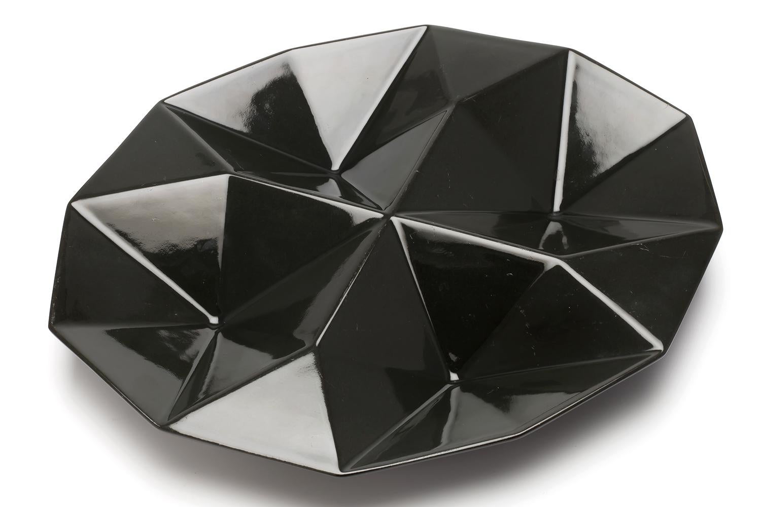KF2 was designed in 1957 and manufactured from 1958 to 1962.
A geometric-shaped appetiser dish. One of Kai Franck's masterpieces, combining structural beauty with functional elegance.
It was sold in black and white colour variations, but black is
