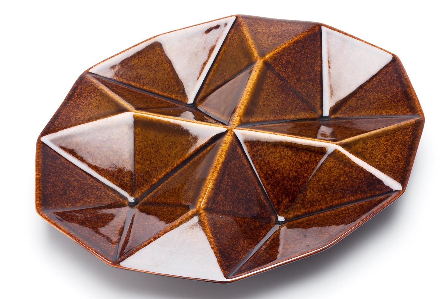 KF2 was designed in 1957 and manufactured from 1958 to 1962.
A geometric-shaped appetiser dish. One of Kai Franck's masterpieces, combining structural beauty with functional elegance.
The standard colours are black and white, but this is a very rare