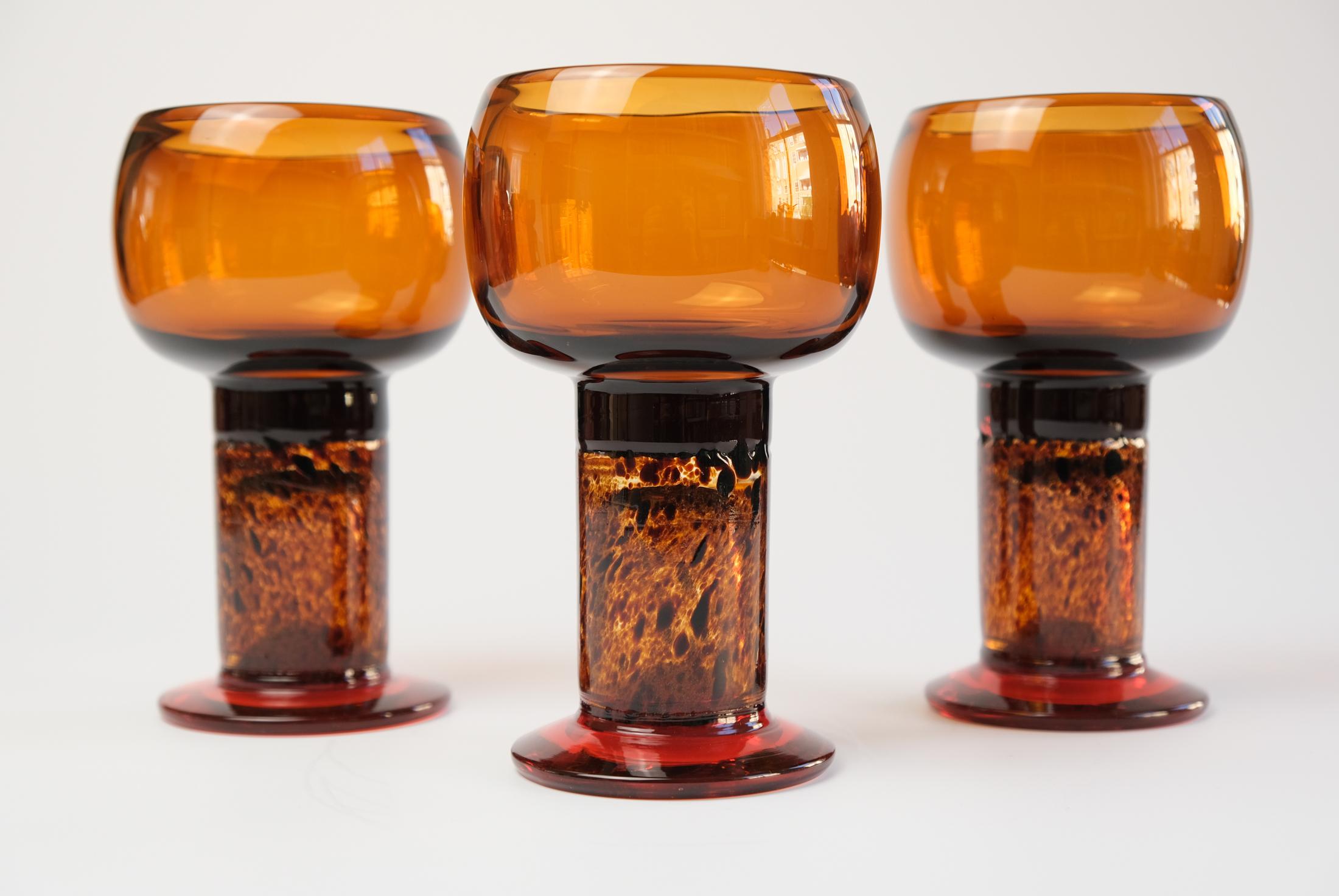 For sale is a stunning example of Kaj Franck’s timeless design for Nuutajärvi Notsjö – the celebrated KF539 “Pokaali” goblet, standing at an impressive 16cm in height. This piece, hand-signed to the base “Kaj Franck Nuutajärvi Notsjö”, is a true