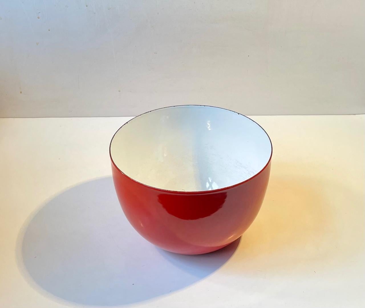 Fruit, salad or centerpiece bowl in enameled steel. Red exterior and white interior. Beautiful strict esthetic lines and a 'light' appearance. Designed by Kaj Franck and manufactured by Arabia-Finel in Finland during the early 1960s. Measurements: