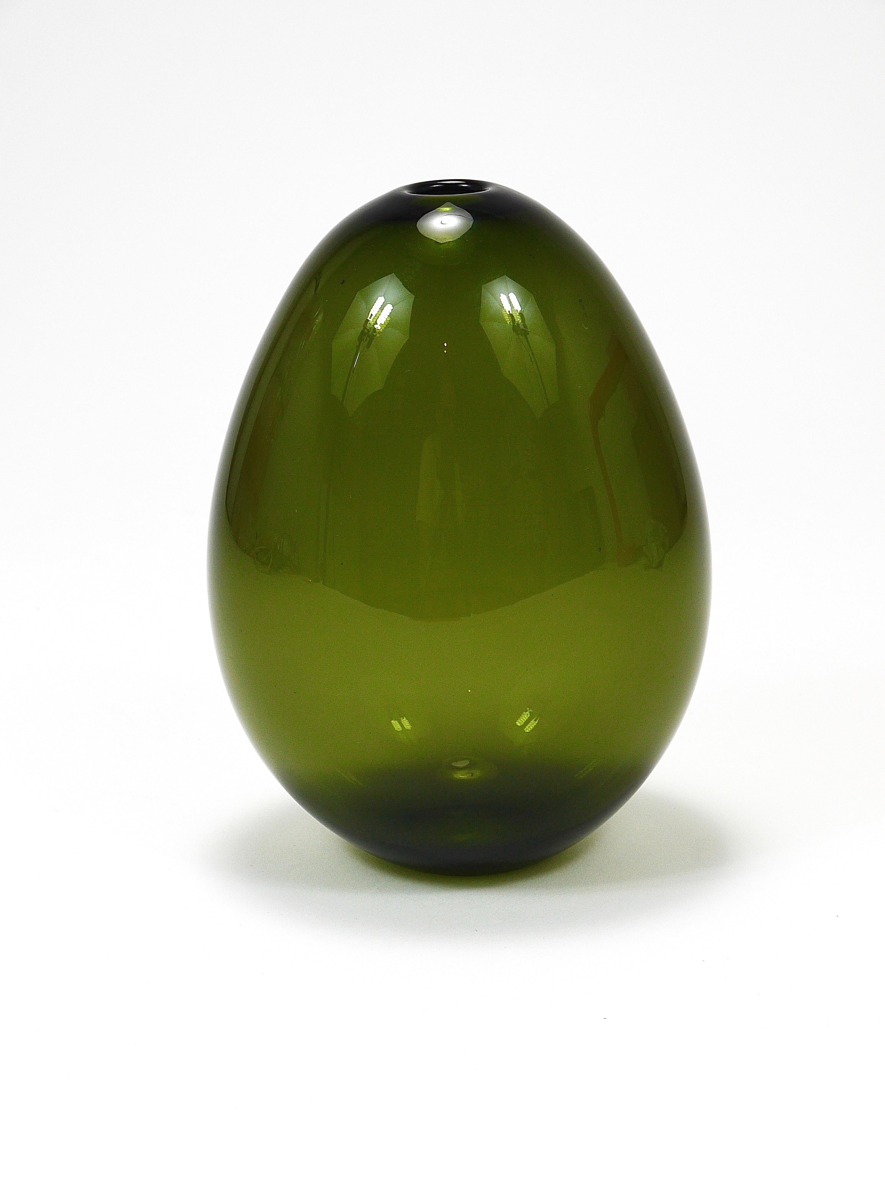 Verre Kaj Franck Saippuakupla Vase en verre d'art à bulles de savon vertes, Nuutajärvi Finlande en vente