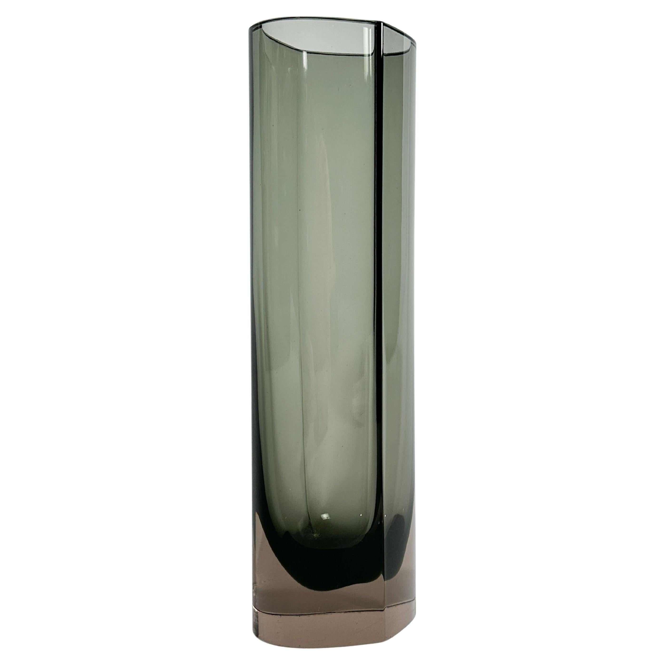 Vaso alto e pesante di Kaj Franck, modello KF 304 in cristallo soffiato a stampo, per Nuutajärvi a Notsjö in Finlandia, anni '60.

Bellissima forma geometrica con base grigio scuro-oliva e salmone chiaro.
Firmato sotto.

Altezza: 31,5 cm
Larghezza:
