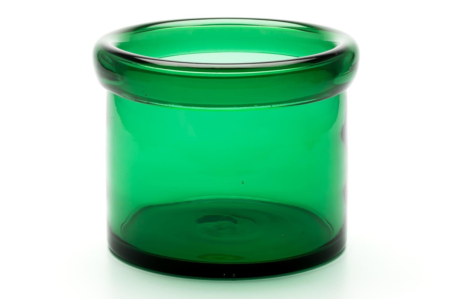 Kaj Franck is known for his functional, simple designs that are often referred to as the ‘conscience of Finland’, and his products are characterised by their use of colour without any decoration. However, he also left behind a large number of unique