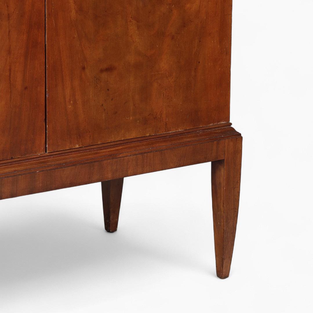 Kaj Gottlob (1887-1976) / A.J. Iversen (1888-1979): Gabinetto da toeletta in mogano impiallacciato, Danimarca, inizio XX secolo

Una raffinata toletta disegnata da Kaj Gottlob, uno dei principali architetti e designer danesi dell'inizio del XX