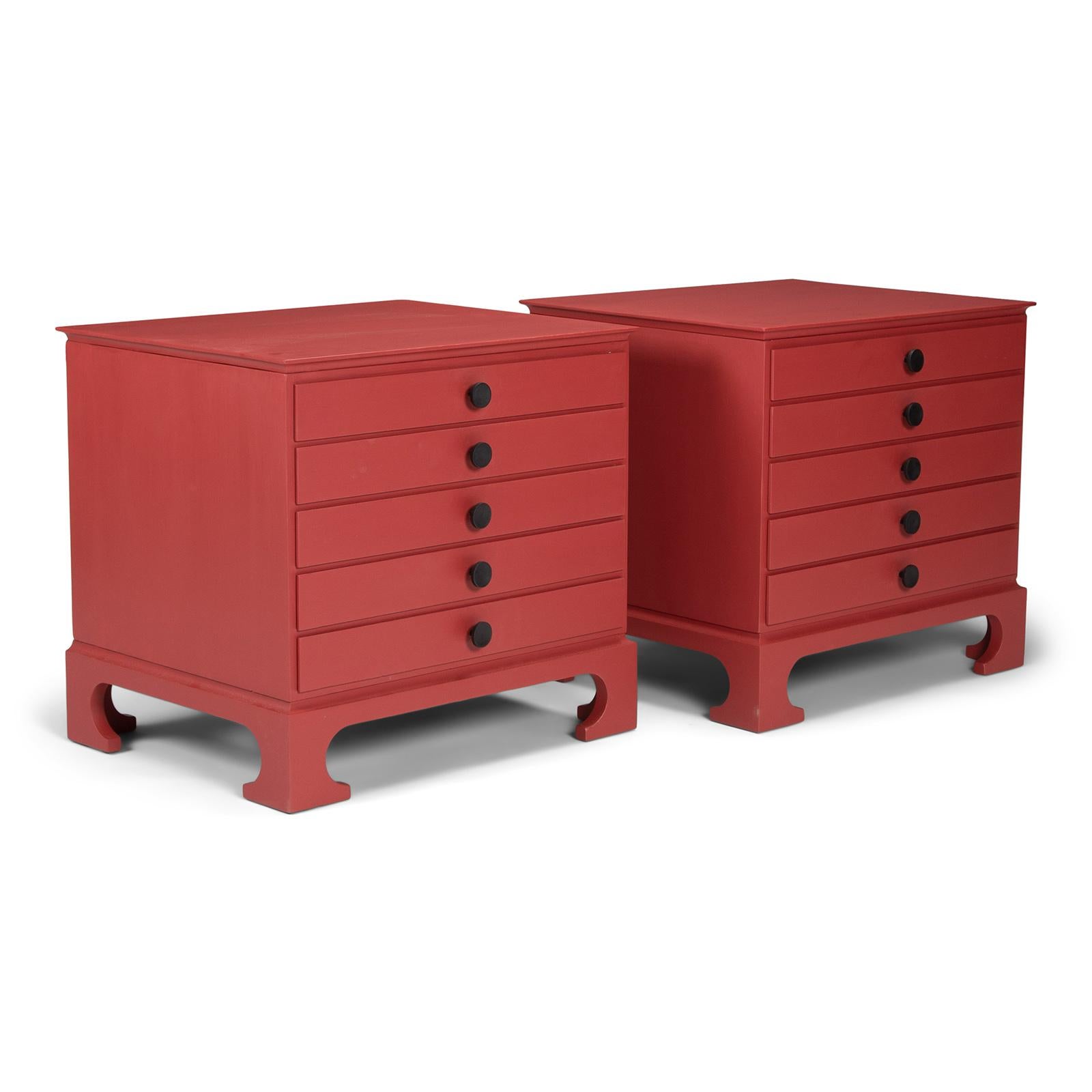 A pair of chests, each with five drawers, in painted pine with knobs in black stained pine. 
Dating from the 1930s. Provenance: The family of Kaj Gottlob.