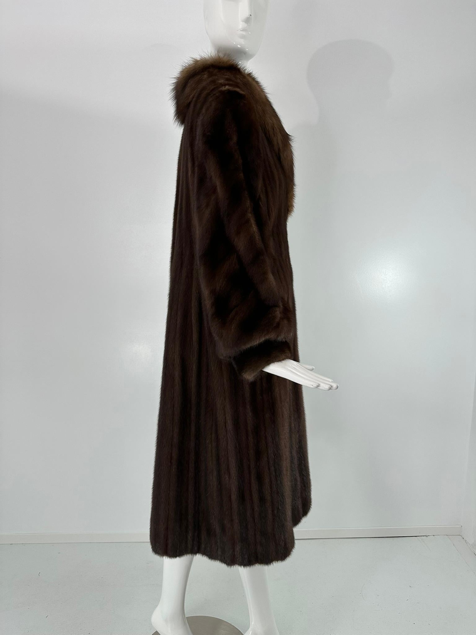 Pellicce Kakas Boston Cappotto completo in pelliccia di visone e zibellino color oro mogano anni '90 S.I.M. in vendita 6