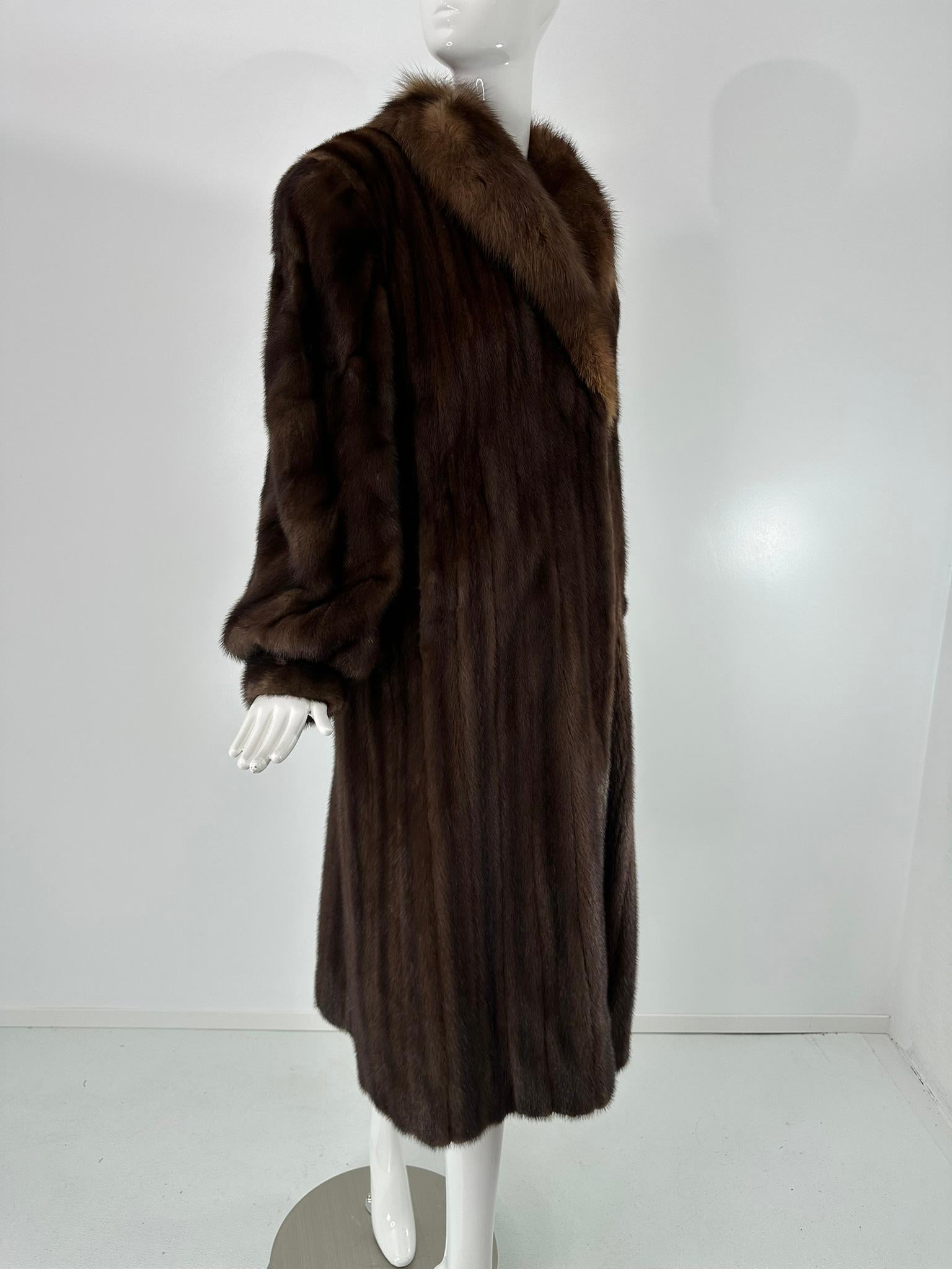 Pellicce Kakas Boston Cappotto completo in pelliccia di visone e zibellino color oro mogano anni '90 S.I.M. in vendita 9