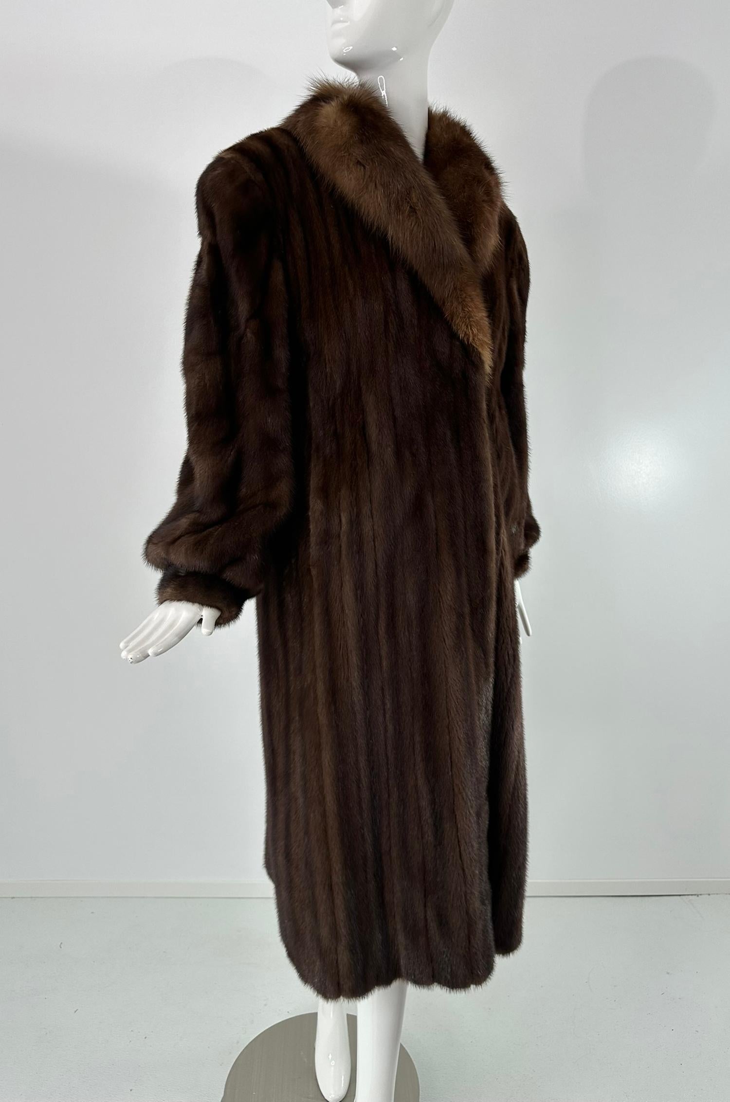 Pellicce Kakas Boston Cappotto completo in pelliccia di visone e zibellino color oro mogano anni '90 S.I.M. in vendita 10