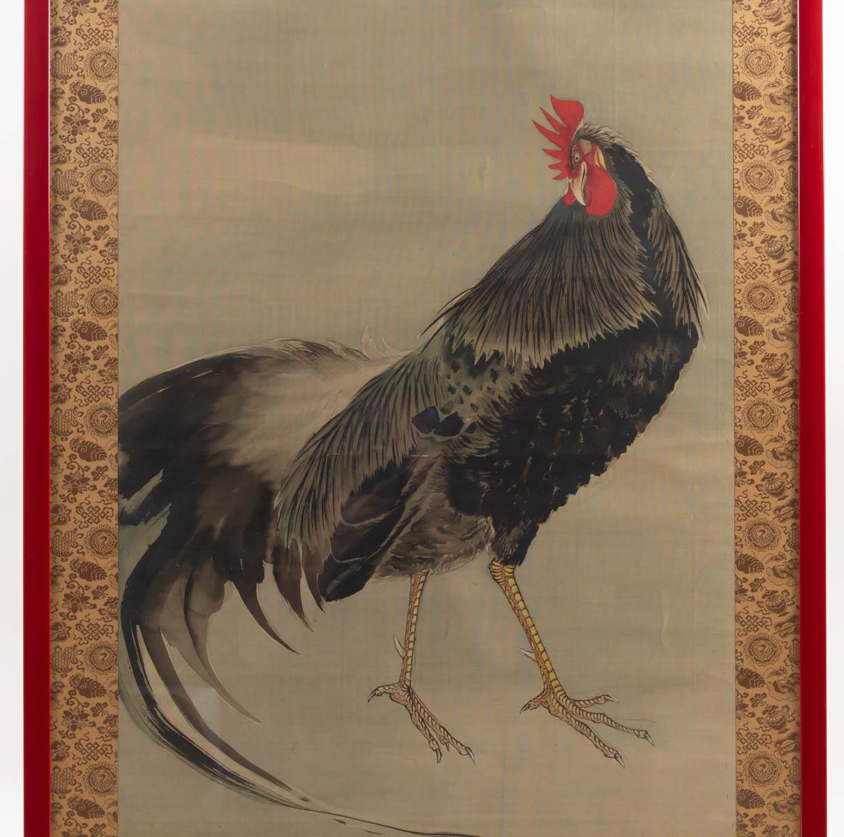 Kakenano di un gallo dipinto su seta, firmato in alto a sinistra.

Moderna cornice laccata rossa.

Misure: H 142 cm, L 69 cm, P 2 cm.