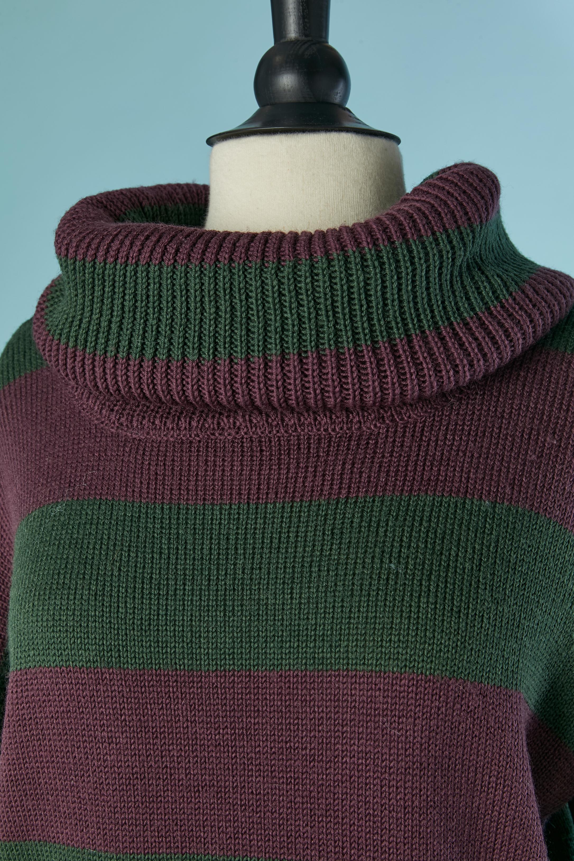 Maglione kaki e viola e gonna in lana stampata. Bordo in lana stampato sul fondo del maglione. Gonna in lana stampata con volant e bordo in pelliccia marrone. 
Non c'è l'etichetta del marchio sul maglione, solo all'interno della gonna.
TAGLIA del