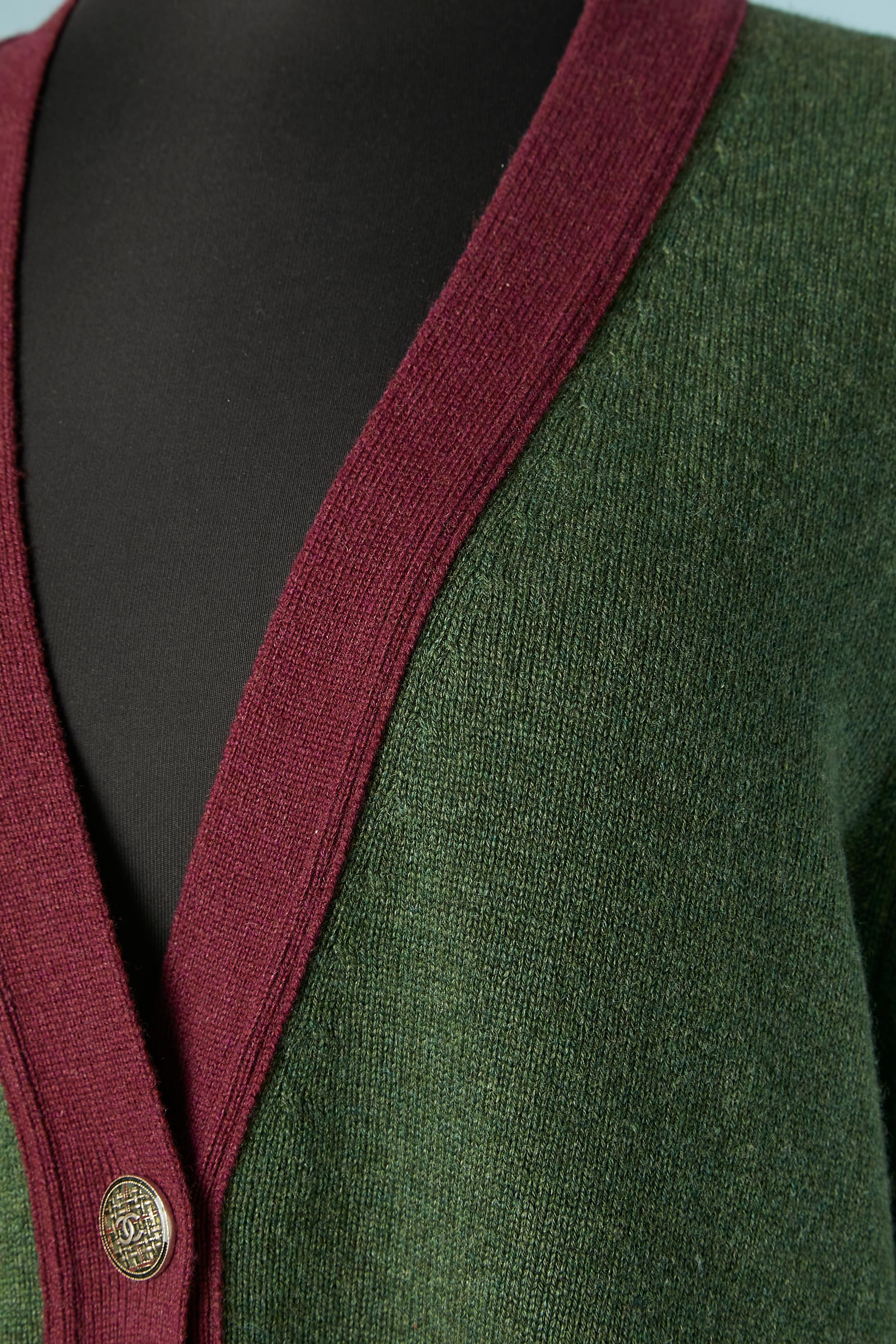 Kakifarbene Strickjacke aus Kaschmir mit lilafarbenem Rand und Markenknöpfen. Tasche auf beiden Seiten. 
GRÖSSE 48 (fR) XL 