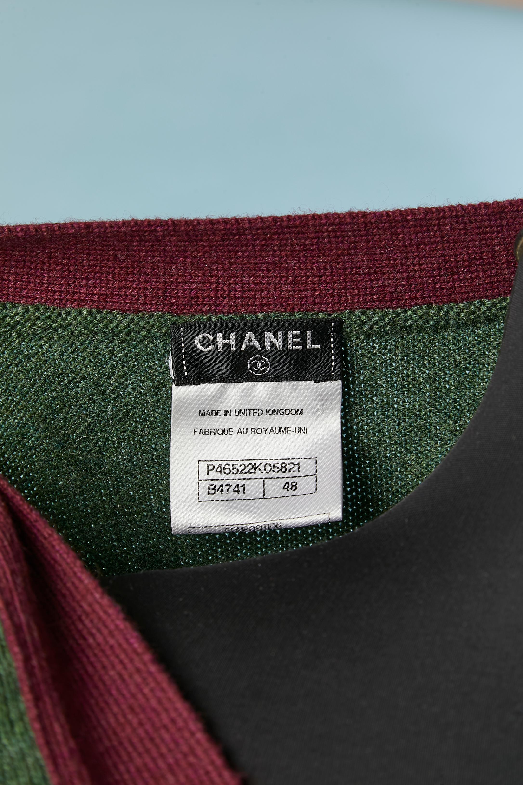 Cardigan kaki avec bord violet et boutons de marque Chanel  en vente 3