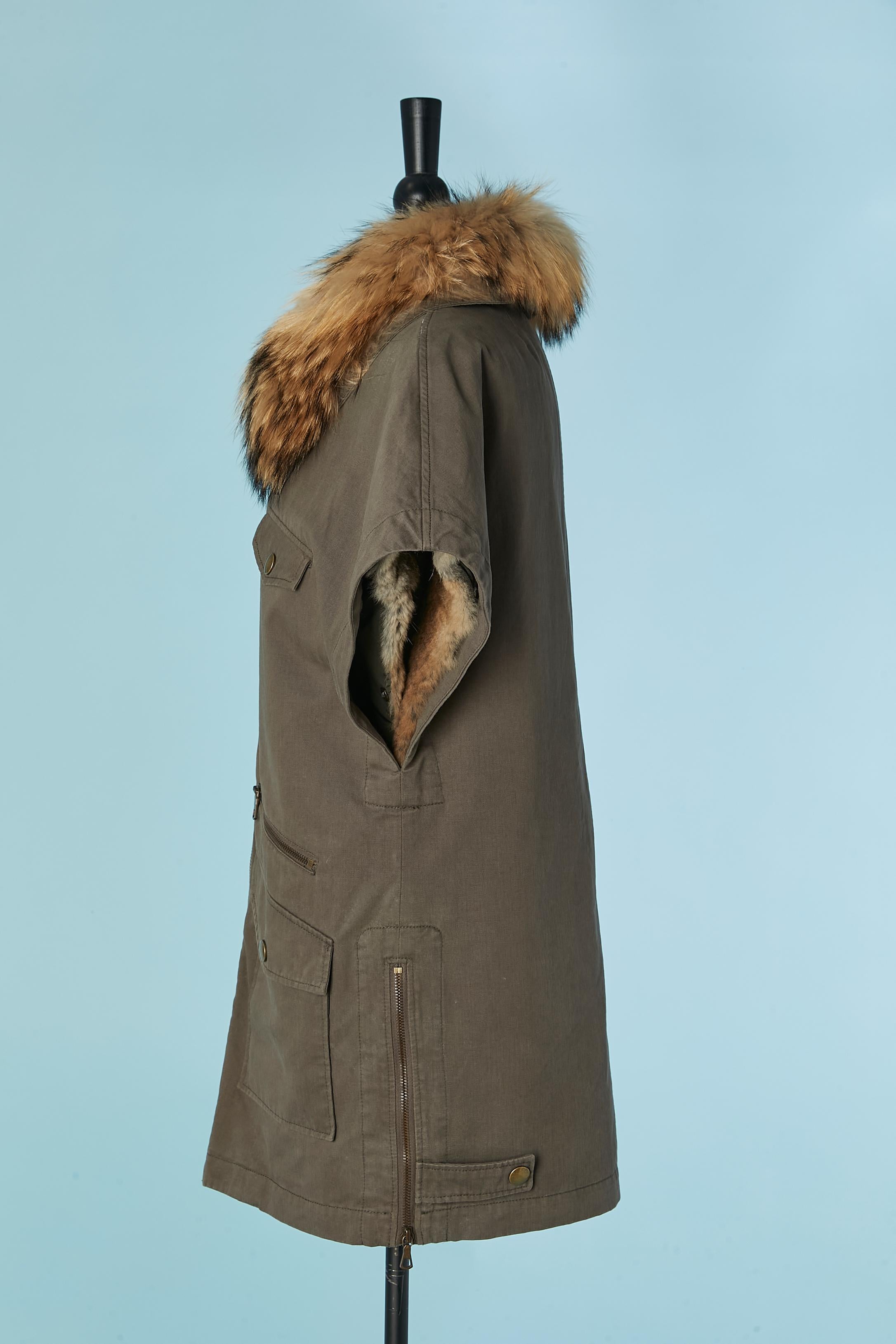 Parka senza maniche in cotone kaki con collo e fodera in pelliccia ARMY by Yves Salomon In condizioni ottime in vendita a Saint-Ouen-Sur-Seine, FR