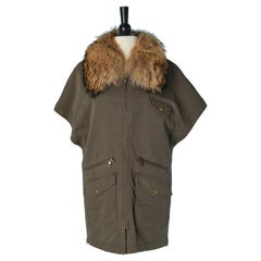 Ärmelloser Parka aus kakifarbener Baumwolle mit Pelzkragen und Futter ARMY von YVES SALOMON Ärmelloser Parka aus kakifarbener Baumwolle mit Pelzkragen und Futter ARMY von YVES SALOMON