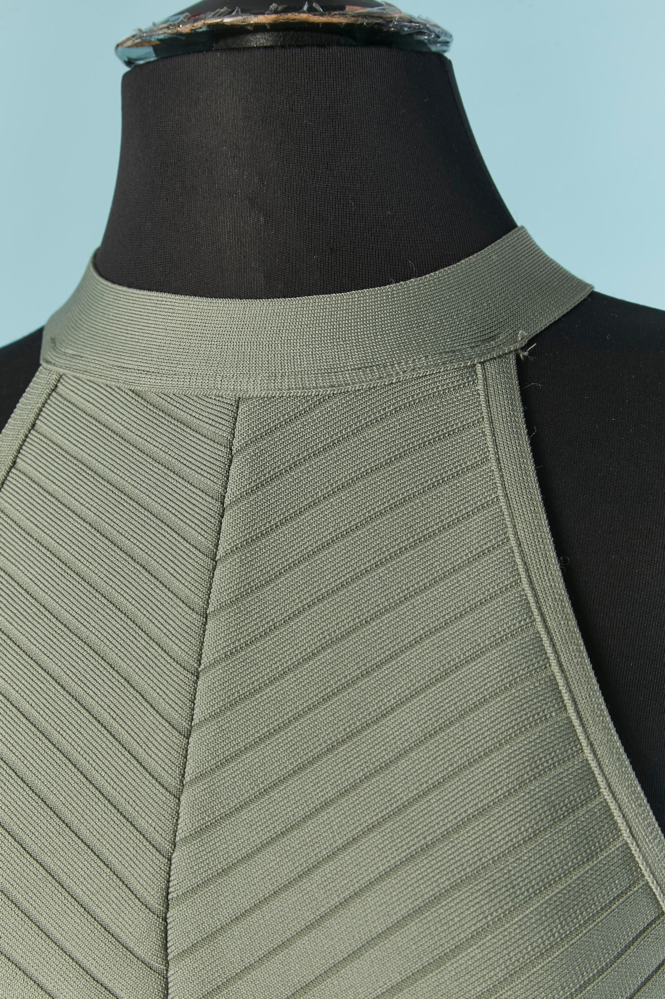 Vestido verde caqui sin mangas con trabajo de corte.
Composición del tejido: 10% nailon, 90% poliéster. 
Cierre de cremallera invisible en la parte central de la espalda + corchete en la parte superior 
TALLA L en la etiqueta pero es mas probable