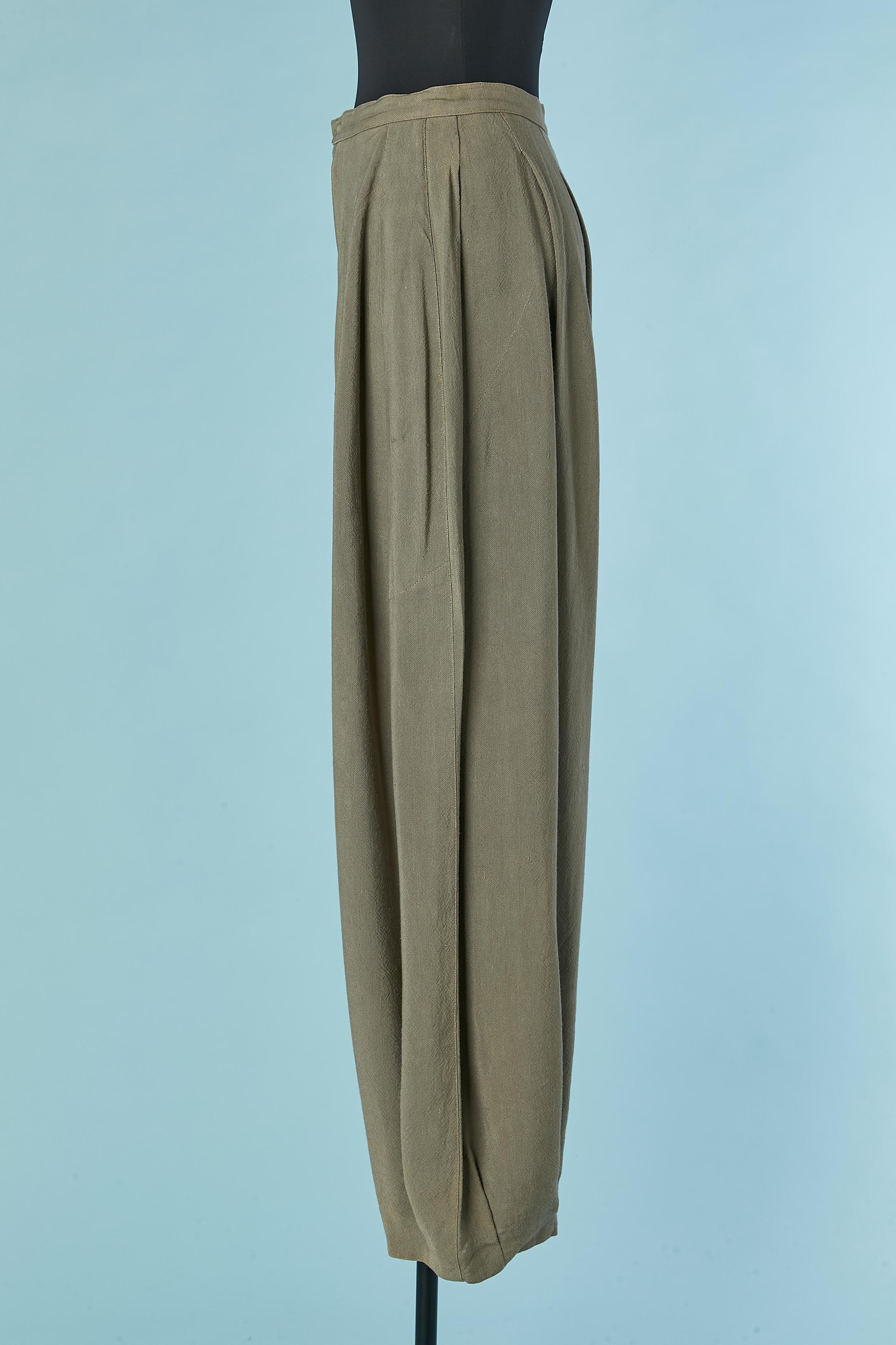 Pantalon en lin kaki/gris. Fermeture à bouton-pression, crochet et fermeture éclair sur le milieu supérieur du devant. 
TAILLE 36 (Fr) S 