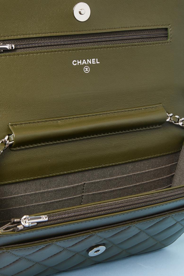 Portefeuille en cuir kaki sur chaîne CHANEL 2019 Excellent état - En vente à Saint-Ouen-Sur-Seine, FR