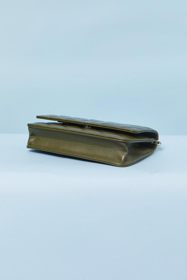 Portefeuille en cuir kaki sur chaîne CHANEL 2019 Pour femmes en vente