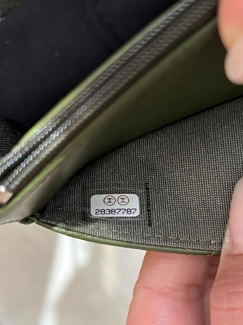 Portefeuille en cuir kaki sur chaîne CHANEL 2019 en vente 2