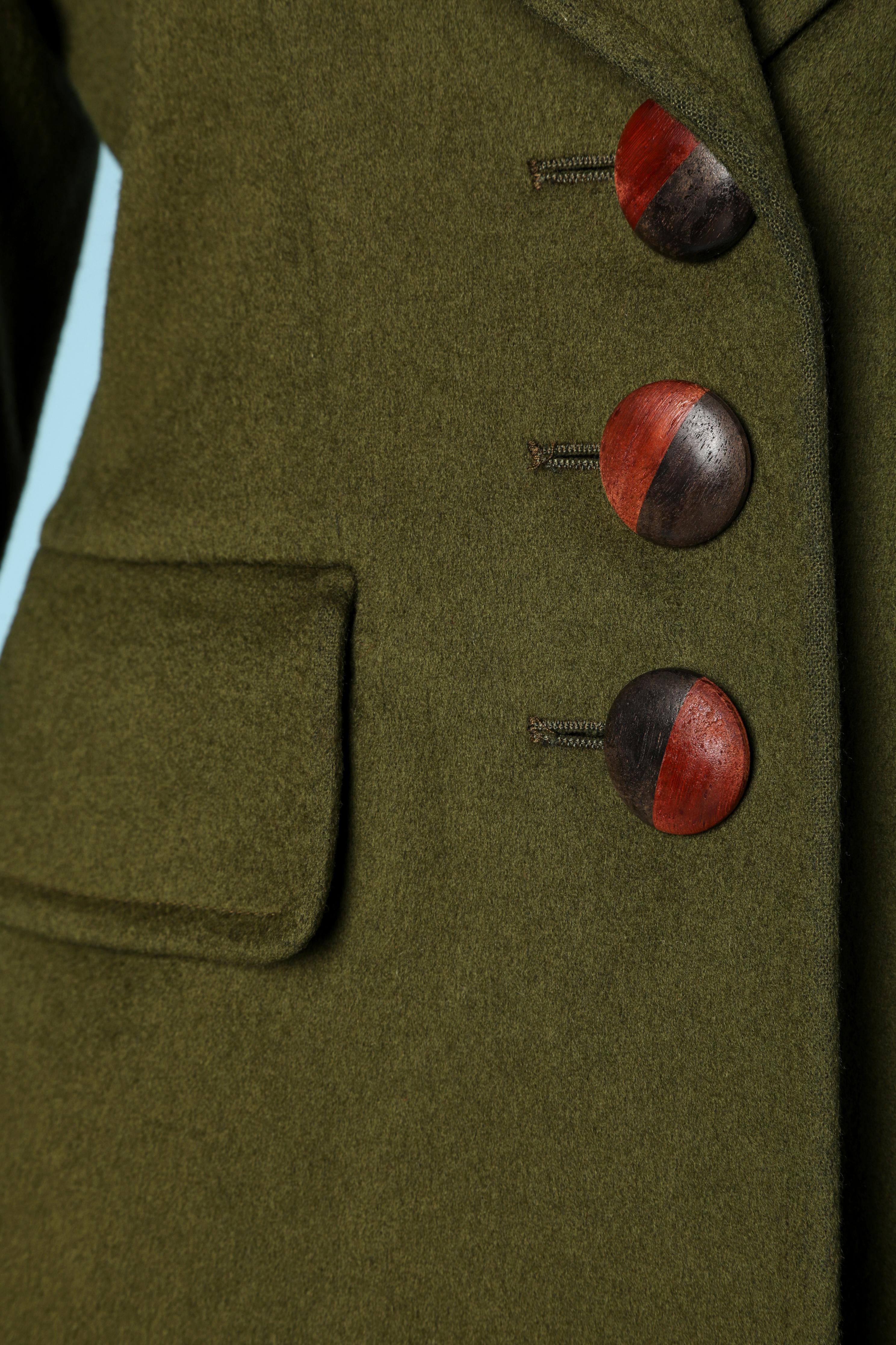 Jupe kaki - tailleur en laine avec boutons en bois. Pad d'épaule. 
TAILLE 36 (S) 